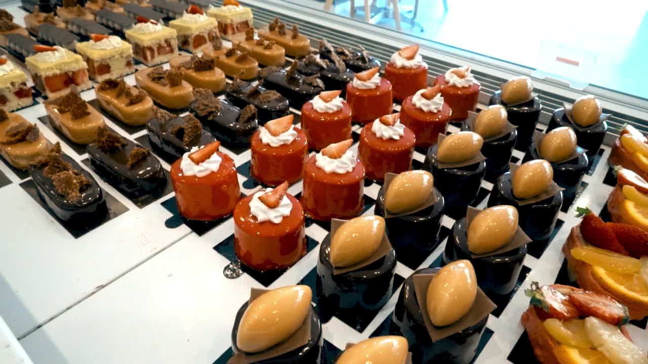 페이스트리 로 가득 찬 카운터