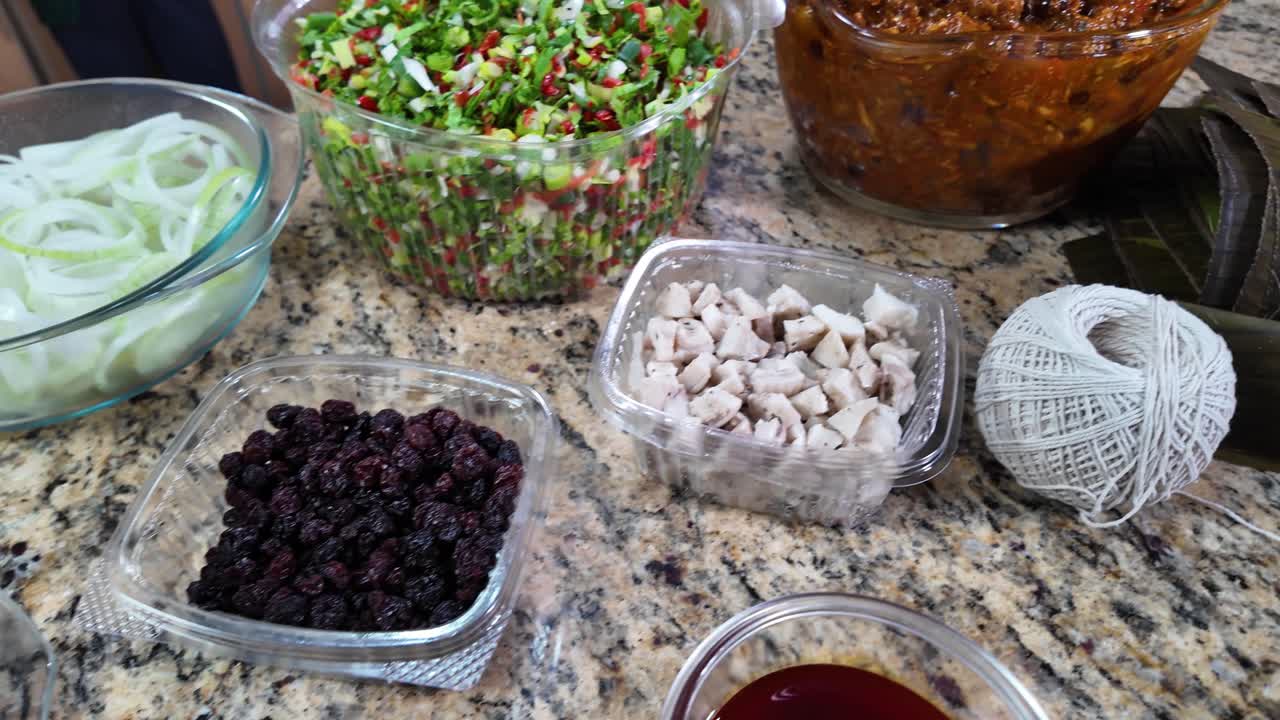 Carrellata di ingredienti per Hallaca: manzo, maiale, olive, uvetta, cibo