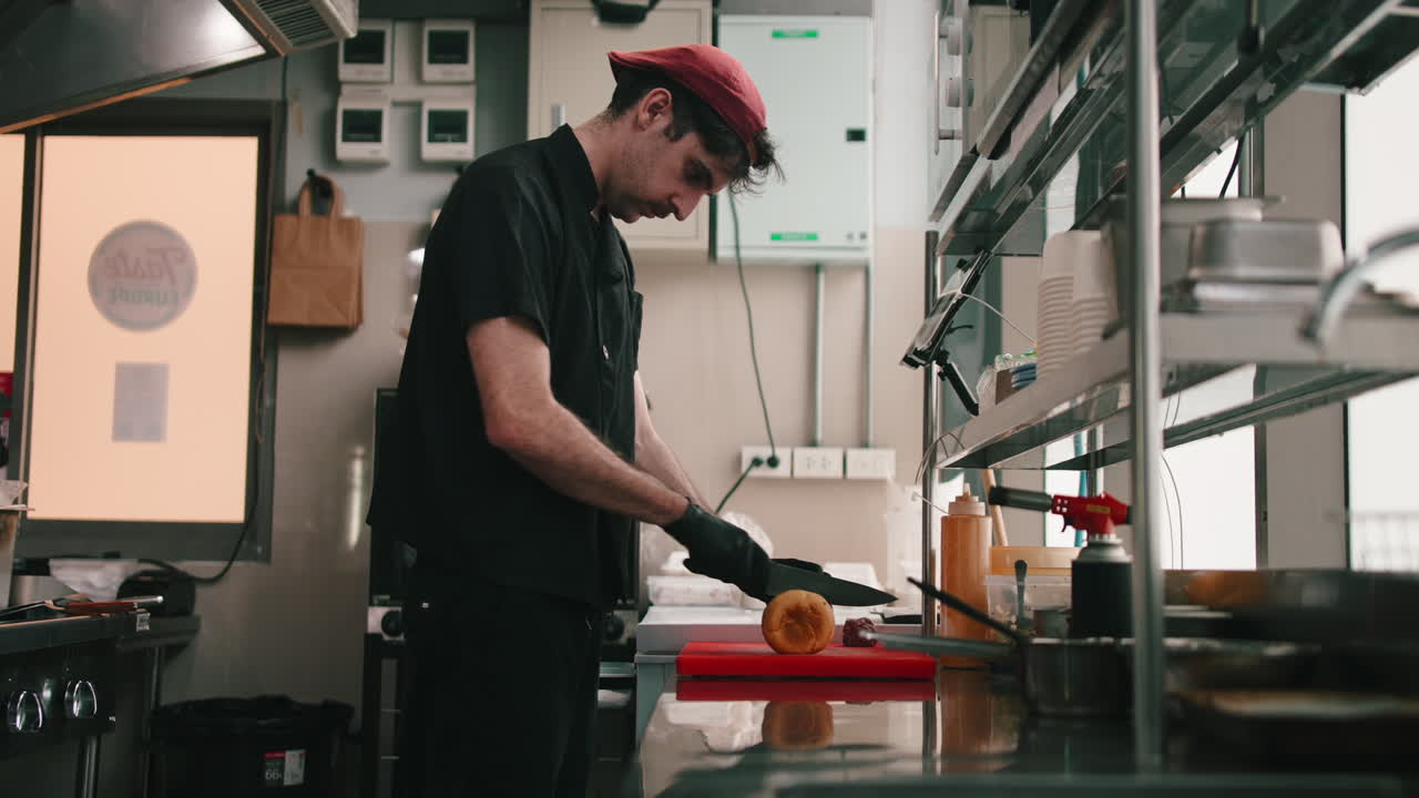 Chef che prepara il cibo in una cucina commerciale