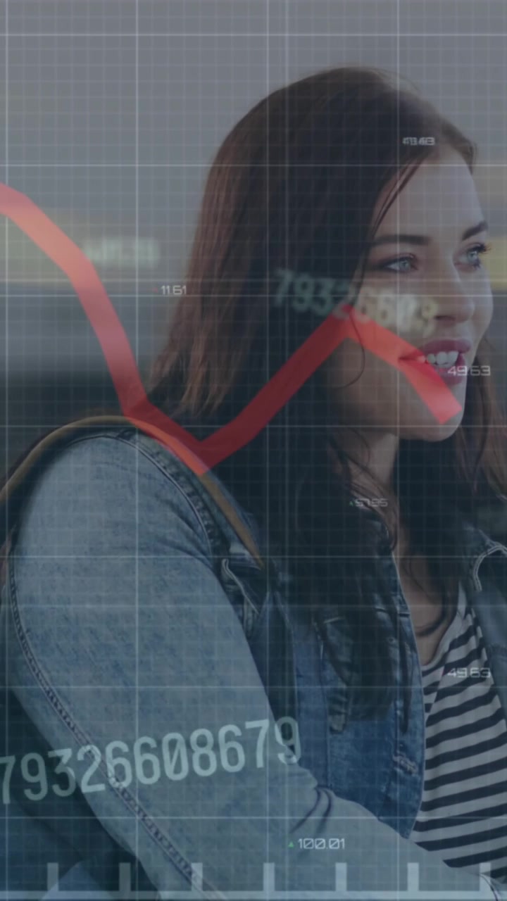Animazione dell'elaborazione di dati finanziari su una donna caucasica che utilizza uno smartphone