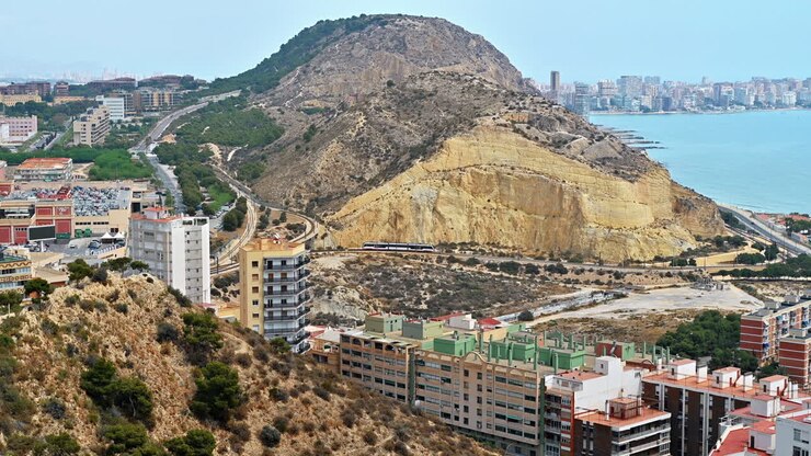 Vista sulla città e una montagna vicino al mare ad Alicante, Spagna