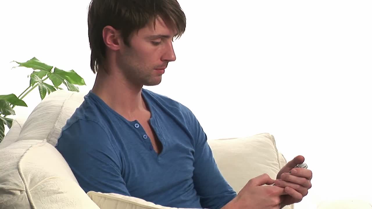 문자 메시지를 보내는 매력적인 남자