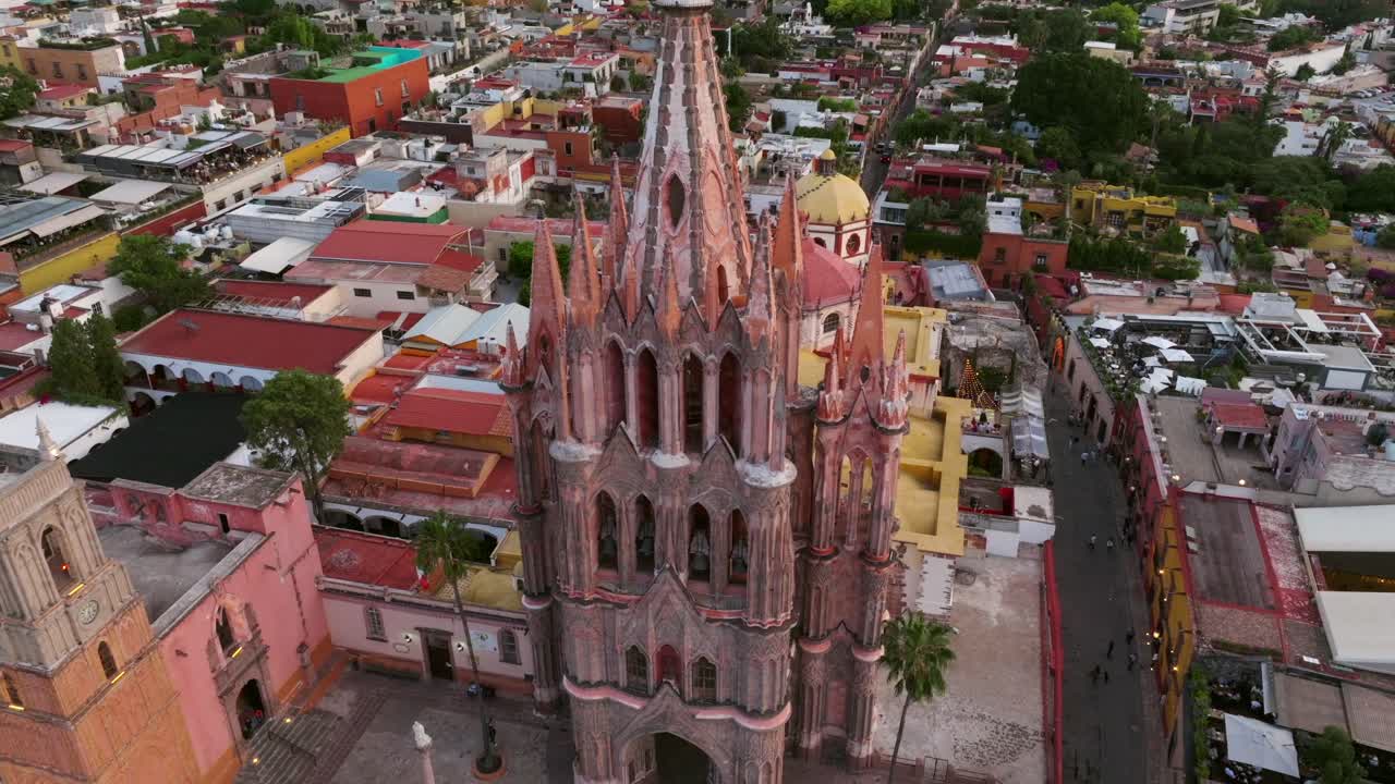 Panoramica diurna ascendente della Parroquia de San Miguel Arcangel, San Miguel de Allende.