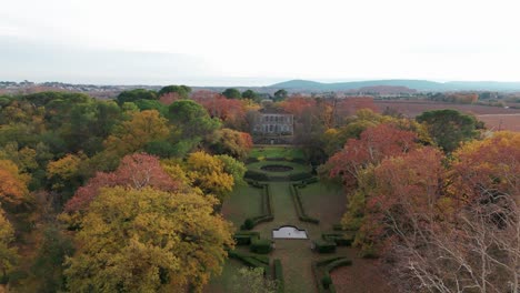 elegancia de otoño en el castillo de l'engarran lavèrune - aérea