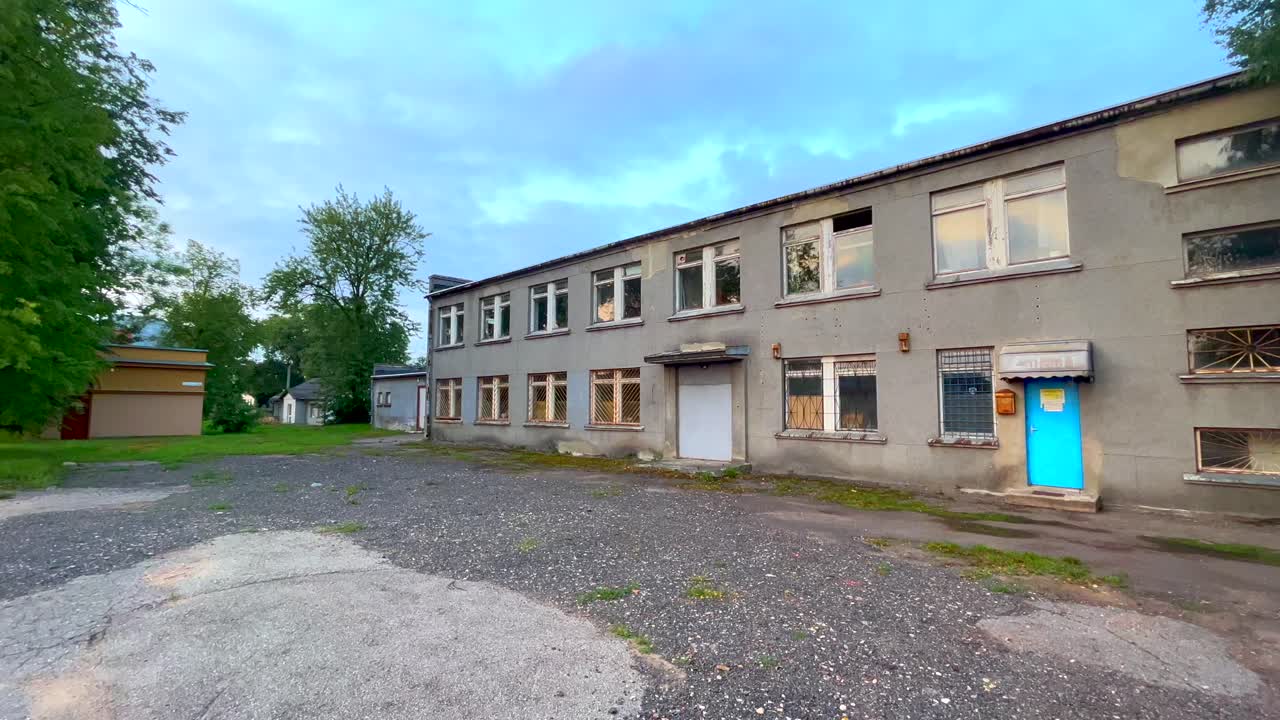 bloque con oficinas empresas de nueva creación y personas creativas