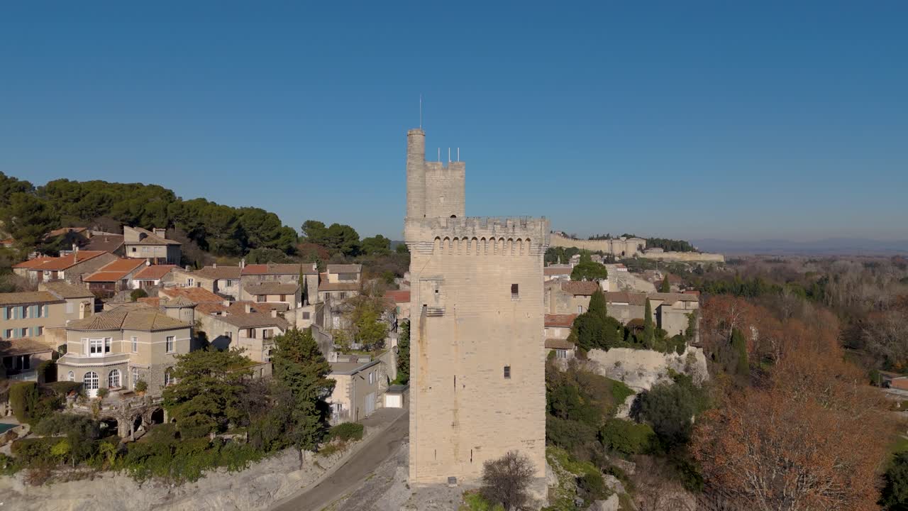 vista desde un avión no tripulado de la torre philippe le bel en el río ródano, aviñón, francia