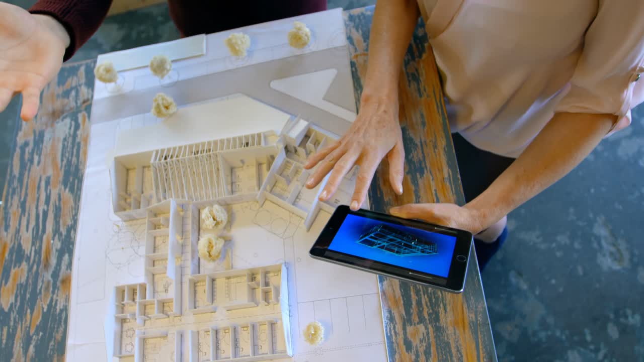 オフィス4kでデジタルタブレットで議論する幹部