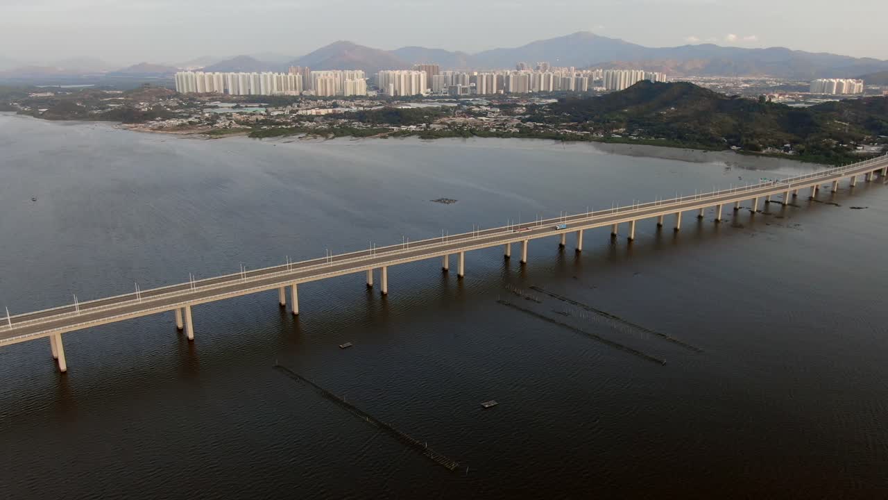 지평선에 틴수이와이 건물이 있는 홍콩 심천 베이 브리지와 어류 및 굴 양식장, 공중 전망