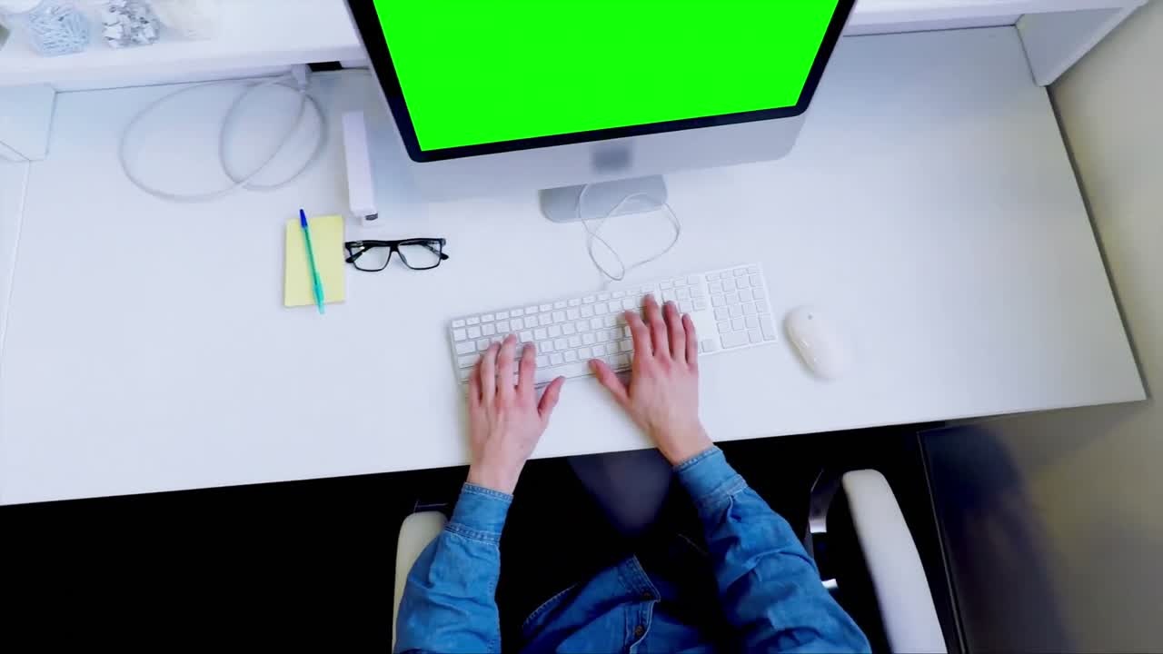 Dirigente uomo che lavora al computer alla scrivania 4k