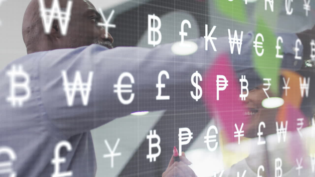 Animazione di simboli di valuta ed elaborazione dati su diverse persone d'affari in ufficio.