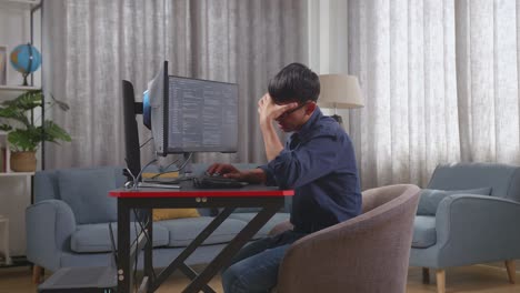 programador trabajando en código