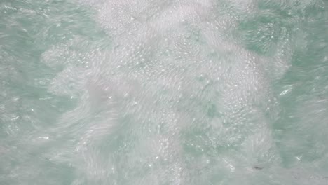 primer plano del agua de la bañera de hidromasaje burbujeando