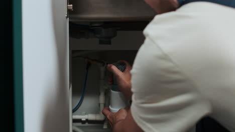 fontanero que fija tuberías de agua