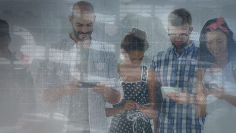animación del procesamiento de datos sobre personas que usan teléfonos inteligentes