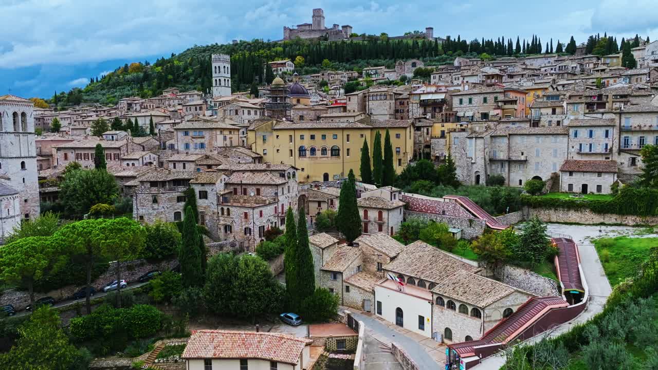 이탈리아  ⁇ 브리아 지방 페루지아 주 에 있는 중세 도시 아시시 를 날아다니며