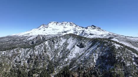 cordillera cubierta de nieve en invierno