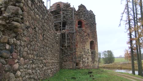 ruinas del castillo de la orden de livonia en ergeme durante el otoño.