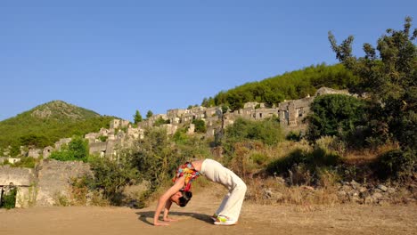 una mujer hace yoga y se estira en un espacio natural