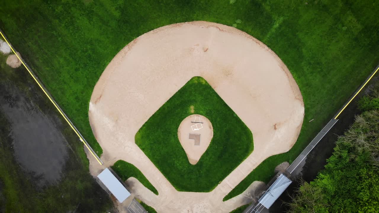 Una vista a volo d'uccello di un campo da baseball inzuppato dopo un temporale