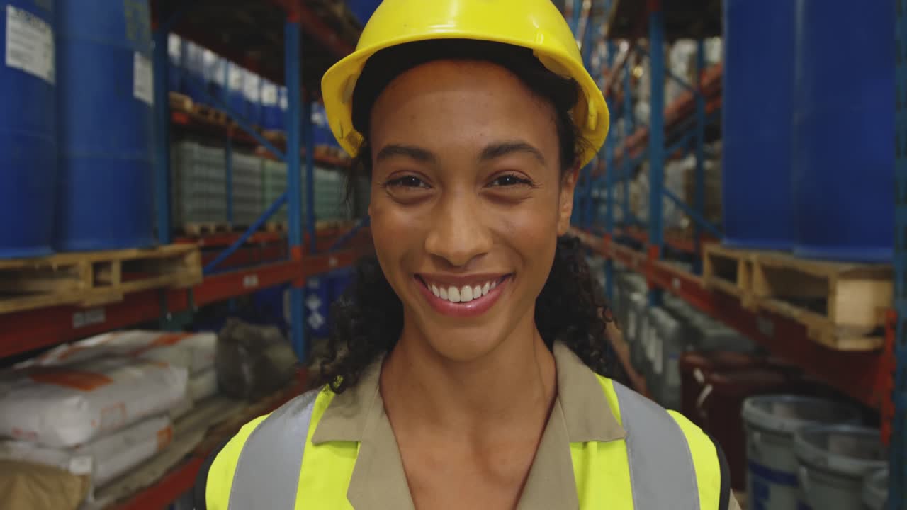retrato de una joven trabajadora en un almacén
