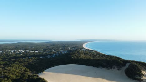 Alta-Vista-De-Drones-Mirando-Por-Encima-De-La-Arena-Carlo-Soplar-Hacia-Tin-Can-Bay-Queensland-Australia