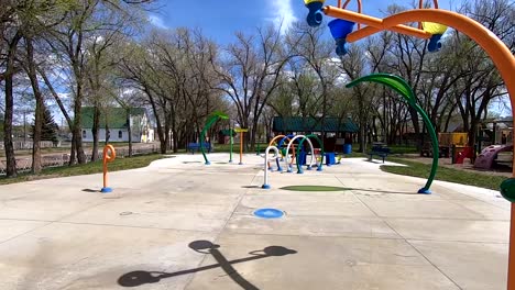 parque acuático vacío en un día soleado en una pequeña ciudad
