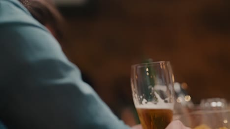 primer plano de un hombre irreconocible bebiendo cerveza