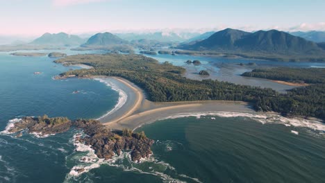 imágenes de drones de islas oceánicas y playas tofino bc, canadá