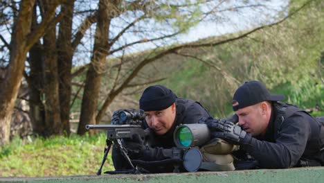 Front-view-of-caucasian-military-soldiers-looking-through-binoculars-and-riflescope-at-training-4k