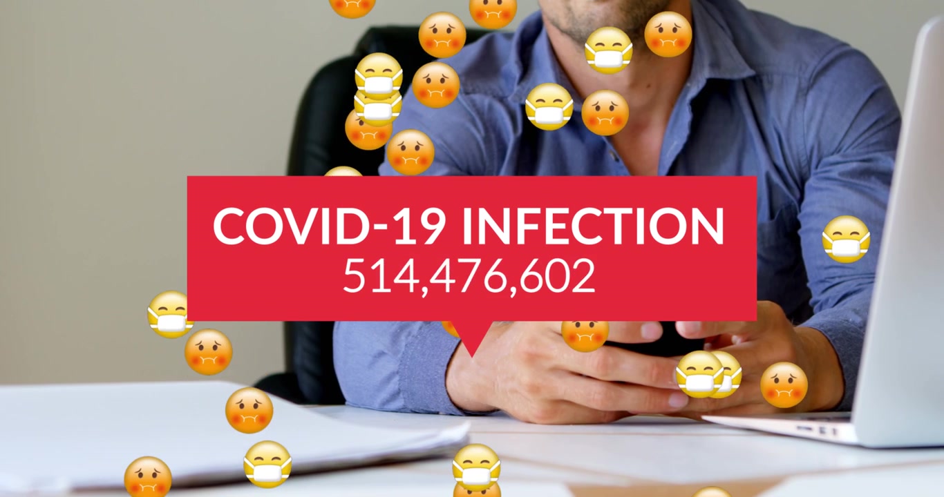 Animazione di emoticon con mascherina e numeri sulle mani di un uomo caucasico che usa lo smartphone.