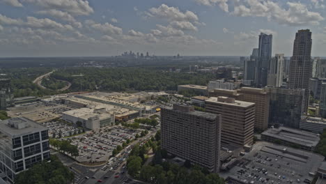 亞特蘭大喬治亞空中 v688 娃娃外射擊 buckhead 鄰居,停車場,綠色空間和大道 - dji 啟發 2, x7, 6k - 2020 年 8 月