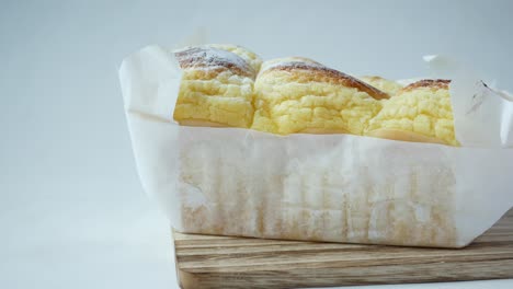 pan de queso delicioso en un envoltorio de papel