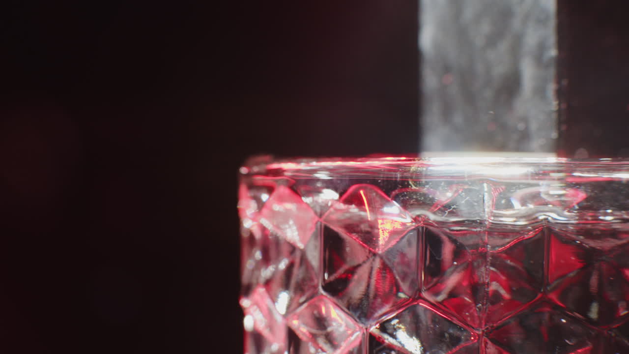 유리잔 에 물 을 부어 넣는 것