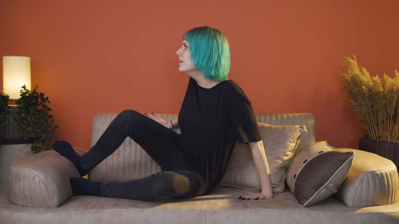 누군가가 그녀를 향해 오는 것처럼 도망치는 젊은 여성.