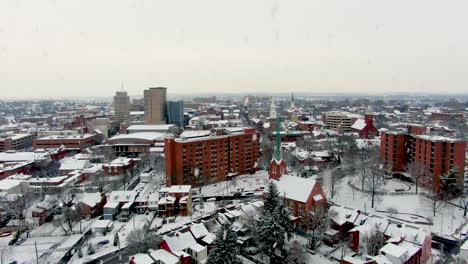 ciudad americana urbana durante la tormenta de nieve de invierno