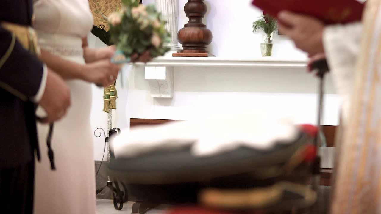 신랑 과 신부 가 결혼식 날 에 교회 에서 사제 앞 에 서 있다