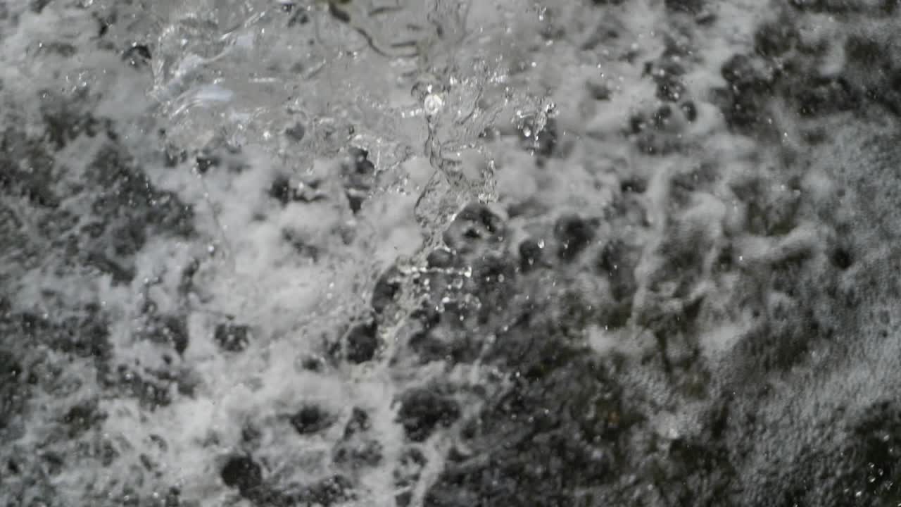 fuertes lluvias llueve desde el techo, clima dramático