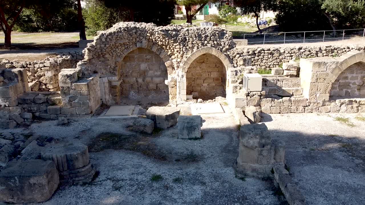 Scopri la bellezza delle antiche rovine in pietra che mostrano archi e mura ben conservati. Questo sito storico invita all'esplorazione e all'apprezzamento del suo ricco patrimonio.