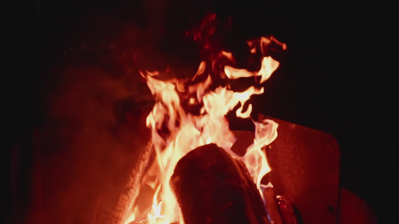 llamas a cámara lenta ardiendo en una fogata caliente