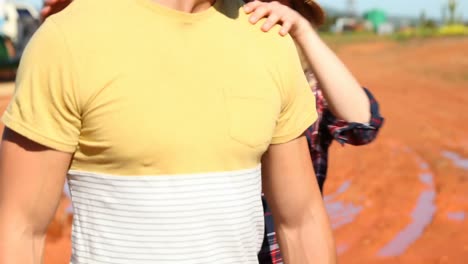hombre dando un paseo a hombros a una mujer 4k