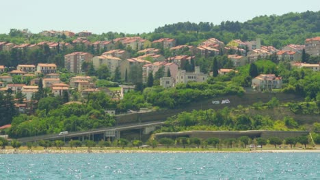 impresionantes imágenes en hd de la costa eslovena con casas esparcidas en la ladera