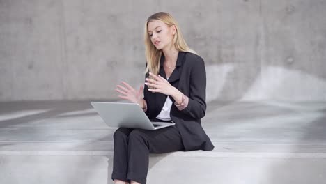 mujer de negocios teniendo una llamada de video en una computadora portátil al aire libre