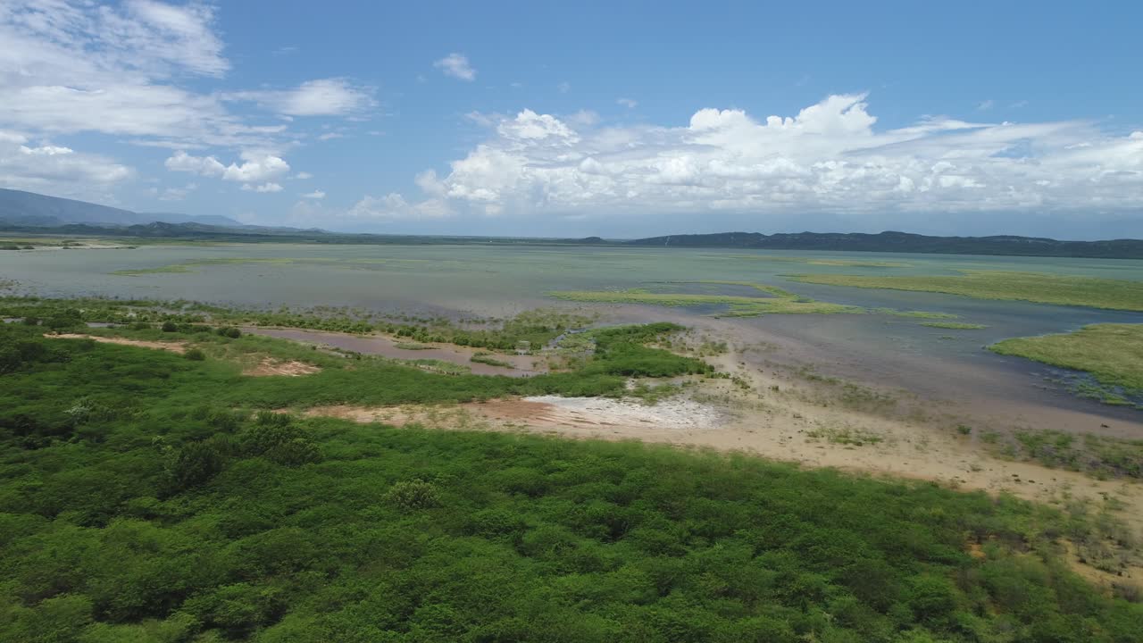 el dron vuela hacia el hermoso y tranquilo lago en laguna ca, naturaleza asombrosa aérea