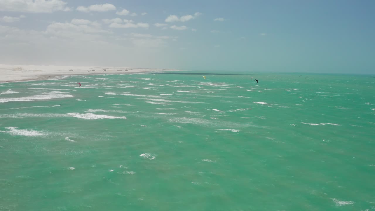 kitesurf en la laguna de tatajuba en el norte de brasil