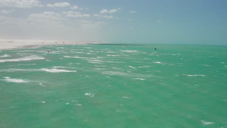 Kitesurfen-In-Der-Lagune-Von-Tatajuba-Im-Norden-Brasiliens