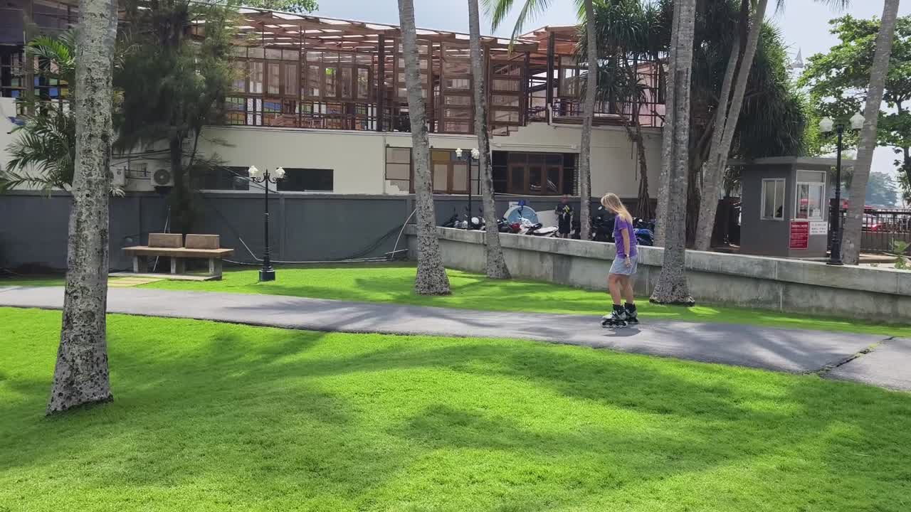 열대 공원 에서 롤러 스케이트 를 타는 여자