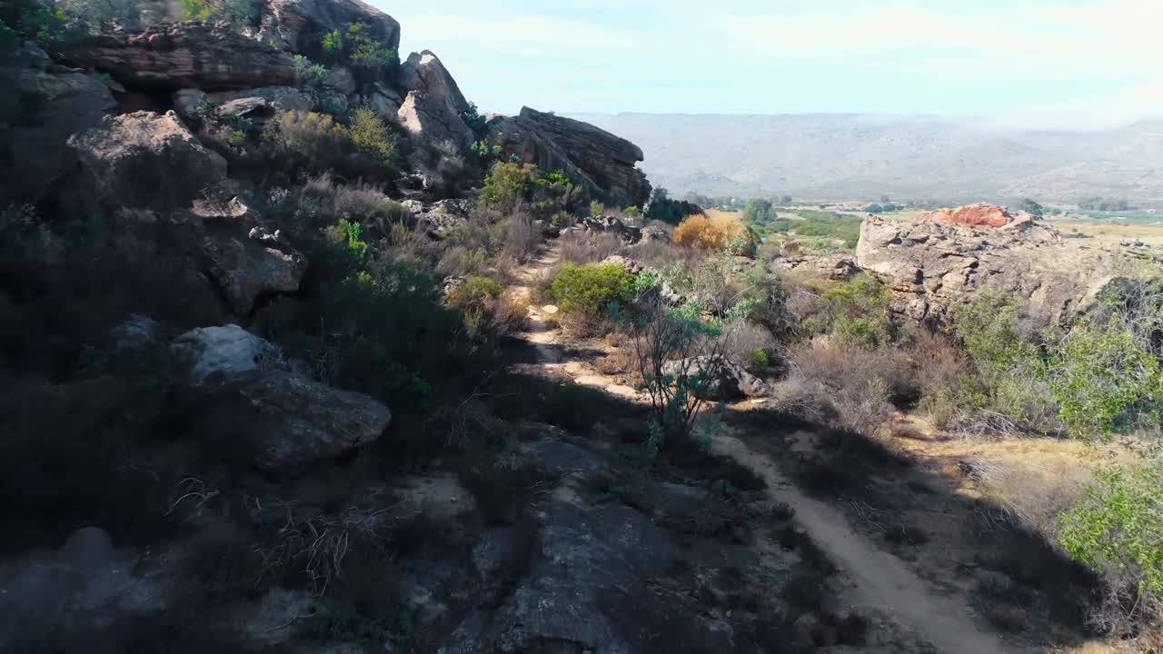 грунтовая дорожка, проходящая через скальные образования 4к