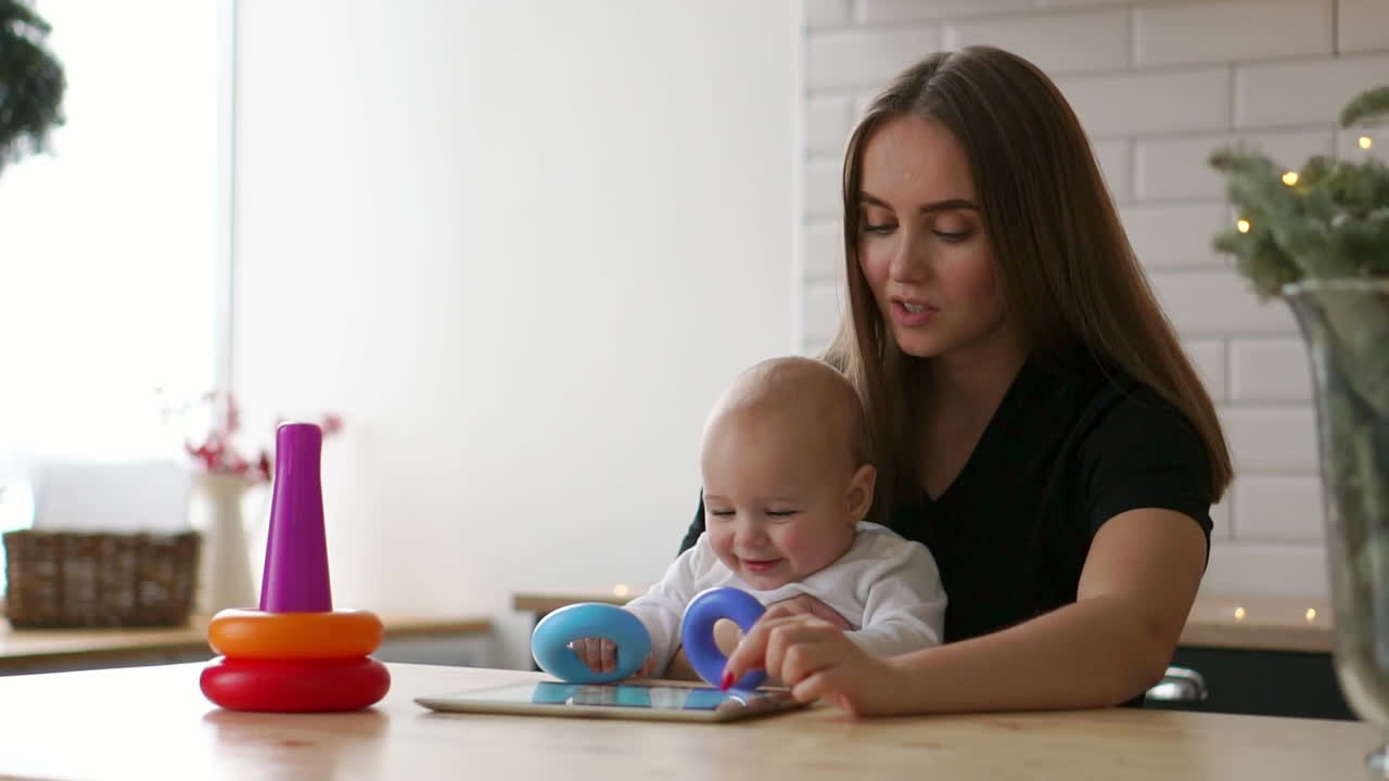 10-месячный мальчик играет на полу с красочными игрушками.