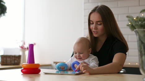 niño lindo de 10 meses jugando en el suelo con juguetes coloridos
