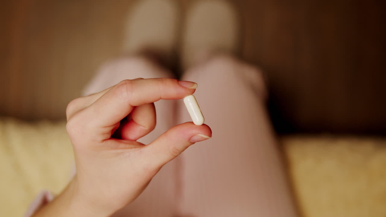 약 을 들고 있는 여자